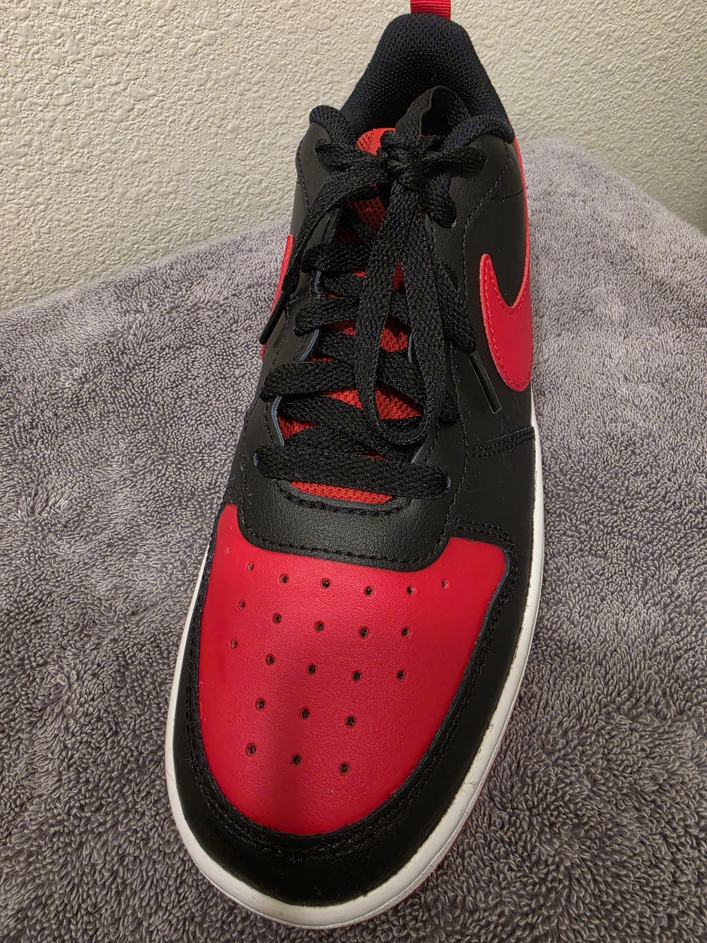 Nike Kids Black and Red Low-Top Sneakers